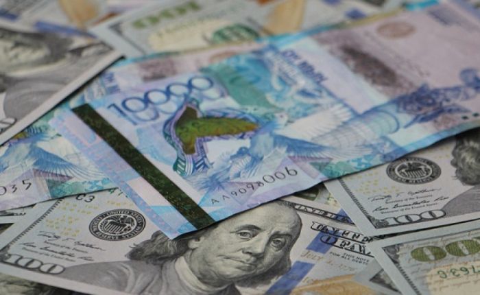 Доллар продают за 373 тенге в обменниках 