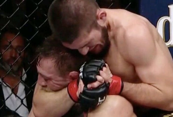 Появилось видео драки болельщиков Нурмагомедова и Макгрегора перед боем 