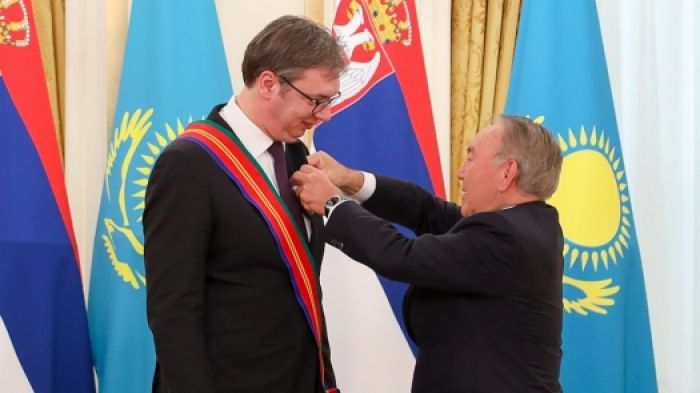 Назарбаев наградил президента Сербии орденом "Достык" 