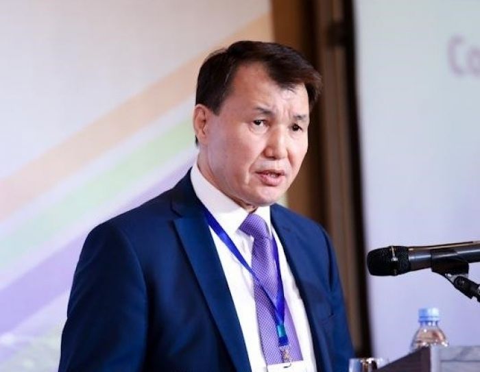 Алик Шпекбаев предупреждает: коробка конфет - тоже взятка 