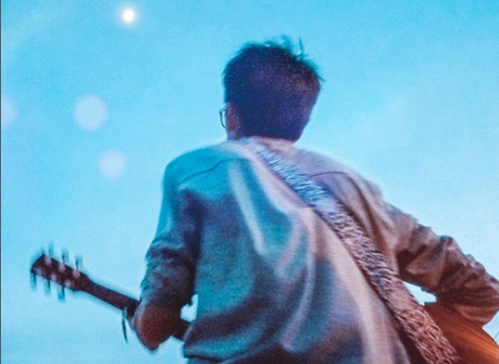 Упорный парень с гитарой 