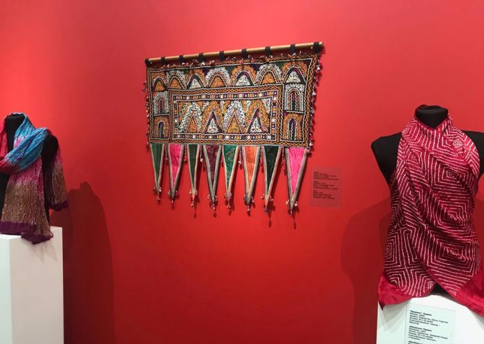 Он сел за чархку и поднял народ