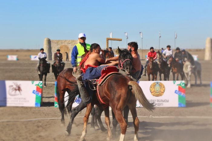 Первые скачки выиграла лошадь Назарбаева 