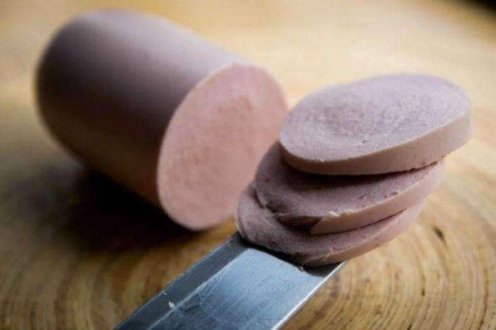 16 проб колбасы отобрали на экспертизу после смерти 2-летней акмолинки