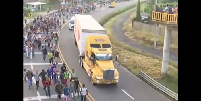 К границам США идет "караван мигрантов". Трамп грозит привлечь армию  