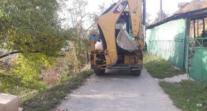 В Алматы отец переехал на экскаваторе маленькую дочь 