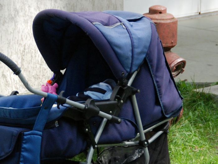 Младенца в коляске нашли на улице в Алматы 