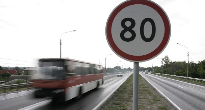 Пассажирский автобус обстреляли на юге Казахстана 