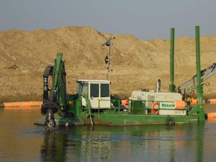 Расчищают каналы для рыбы 