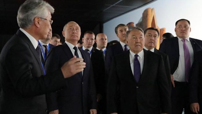 Песков объяснил, почему Путин и Назарбаев миновали стенд Крымского моста 