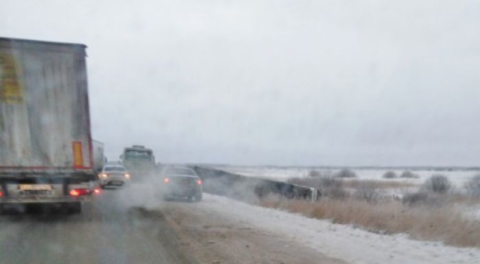 Автобус с 45 казахстанцами опрокинулся на трассе в России 