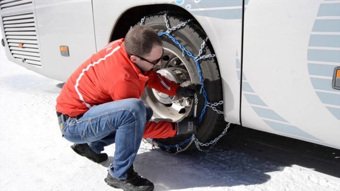 Ездить зимой с цепями на шинах могут обязать грузовики и автобусы 