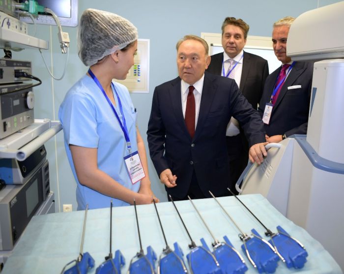 Назарбаеву показали Центр роботизированной хирургии 