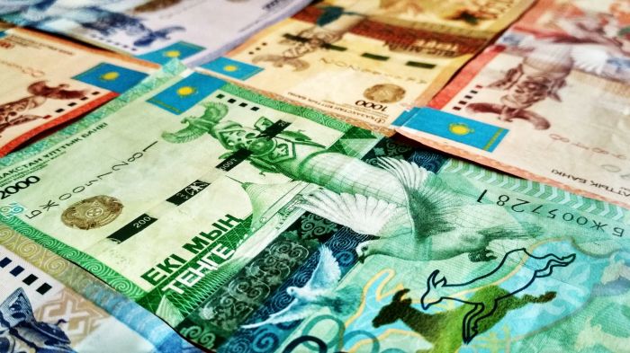 Тенге укрепился до 370 за доллар 