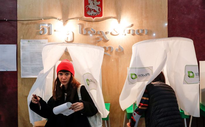 Власти Грузии перед выборами президента списали долги 600 тыс. граждан 