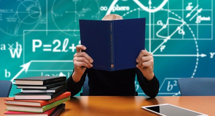 Ситуацию с уволенным учителем элитной школы изучают в МВД 