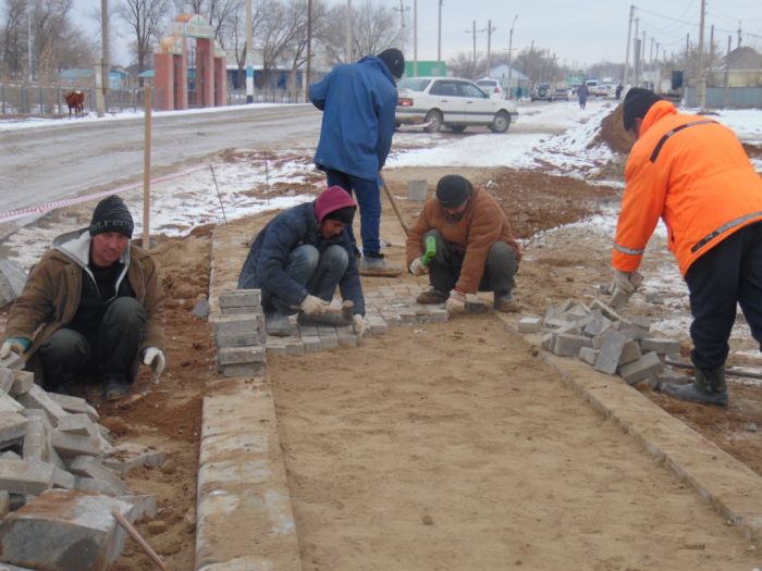 Поставили брусчатку впереди труб 