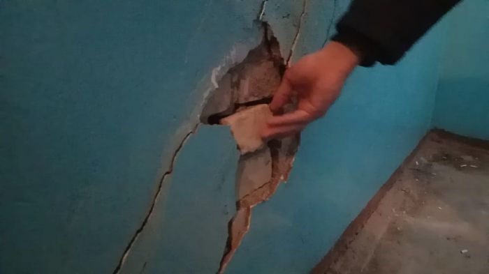 В центре Уральска 9-этажный дом может рухнуть в любой момент 