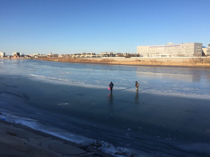 «Мужики! Уходите с реки, лёд совсем тонкий!»