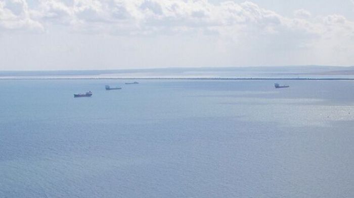 Украинские военные суда продолжат проходить через Керченский пролив, заявил глава Минобороны  