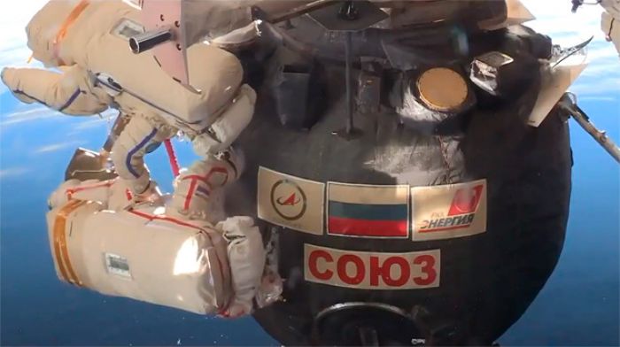 Космонавты вышли в открытый космос, чтобы найти разгадку отверстия в корпусе "Союза"