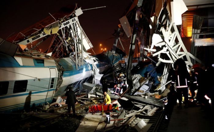 В Анкаре скоростной пассажирский поезд столкнулся с пригородным составом