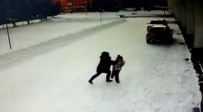 Полицейские нашли женщину, которая напала на девочку в Зыряновске 