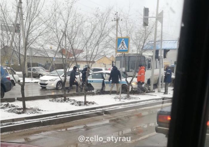 Полицейская машина не разминулась с автобусом