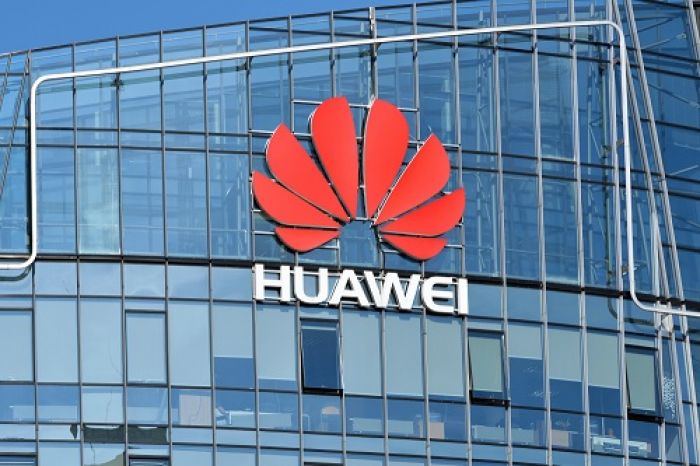 Премьер Чехии запретил чиновникам пользоваться телефонами Huawei