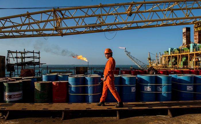 Цена барреля нефти Brent впервые более чем за год упала ниже $55