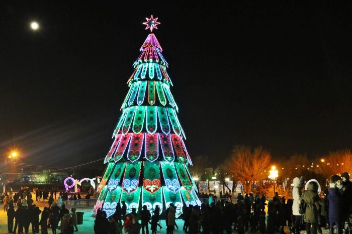 В Атырау зажглась главная ёлка