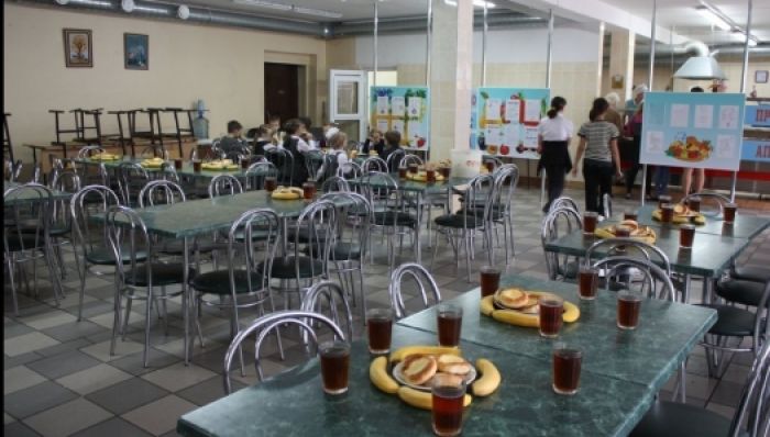 Сосиски и пакетированные соки исключат из меню столичных школьников 