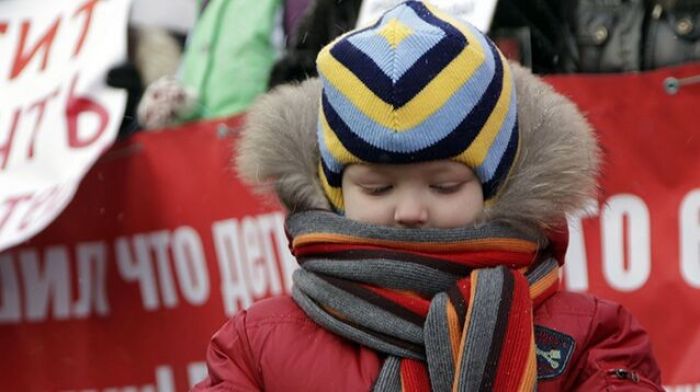 Путин подписал закон о штрафах и арестах за вовлечение детей в митинги 