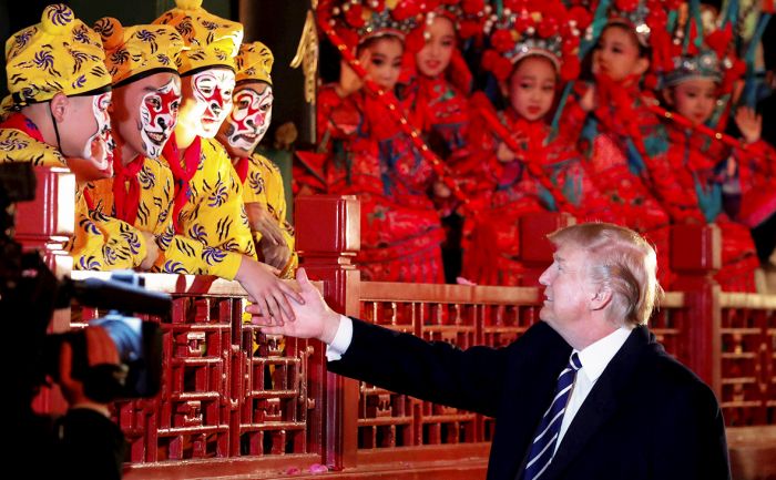 Bloomberg узнал о готовности Трампа к перемирию в торговой войне с Китаем 