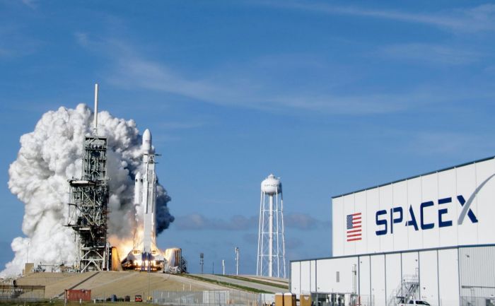 СМИ сообщили об увольнении 600 сотрудников SpaceX 