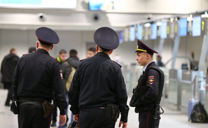 В московских аэропортах начали проверки после звонков о бомбах 