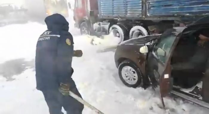 Более 300 человек эвакуировали из снежного затора на востоке Казахстана 