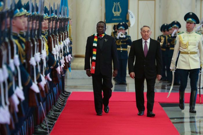 Президент Зимбабве из-за протестов в стране отменил поездку в Давос, но встретился с Назарбаевым 