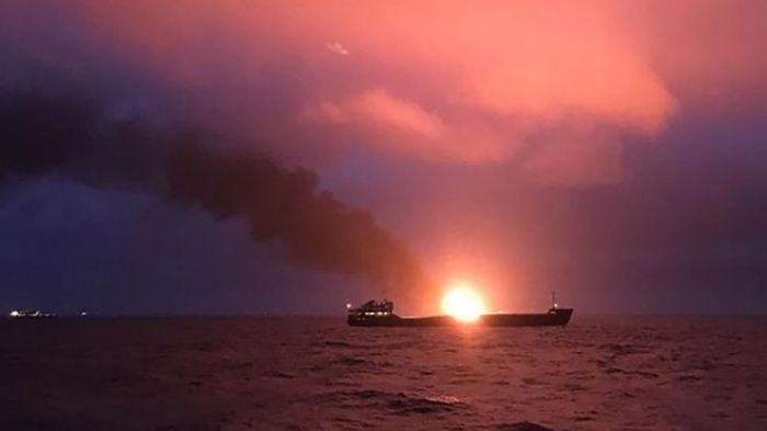 У Керченского пролива загорелись два судна. Погибли 11 человек 