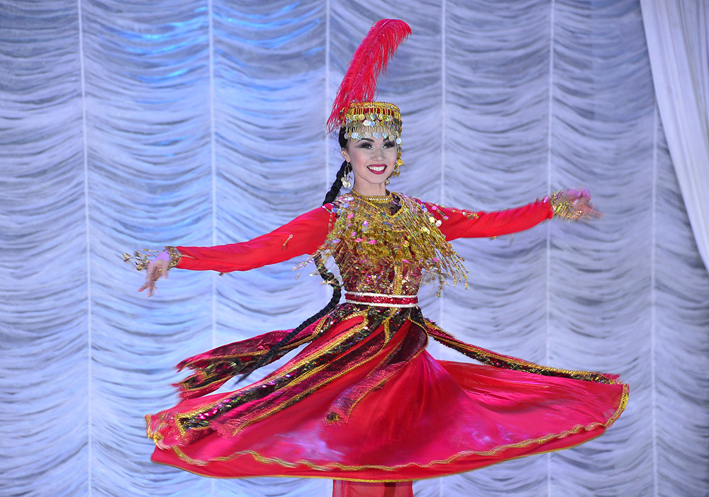 Казахский национальный танец. Казахский танцевальный костюм. Народные танцы Казахстана. Казахский костюм для танца. Казахский танцевальный костюм женский.