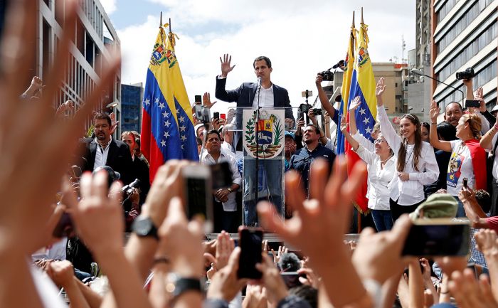 Раздвоение президента: что дальше будет в Венесуэле 