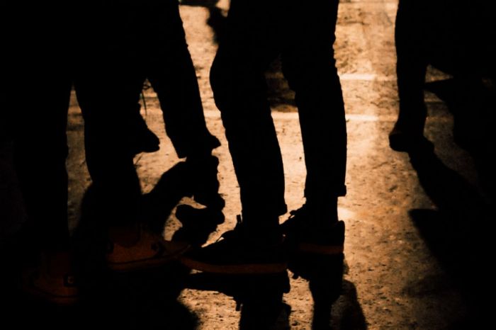 Полиция нашла подростков, избивших сверстника в туалете 