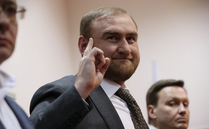 У сенатора Арашукова изъяли сабли и золотые слитки 