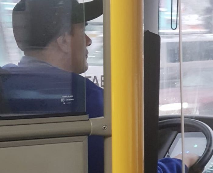 Водитель автобуса растрогал алматинцев своим поступком