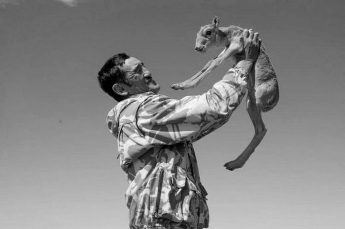 Назарбаев посмертно наградил павшего от рук браконьеров егеря 