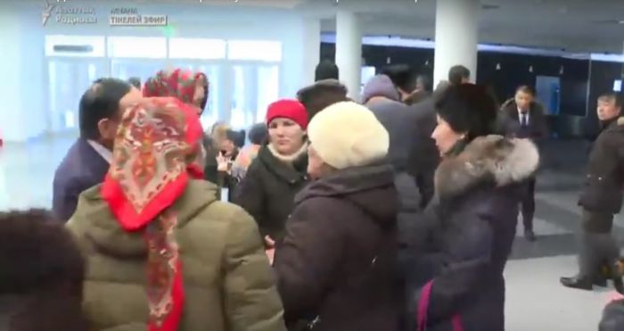 В Астане проходит стихийная акция матерей - Прямая трансляция
