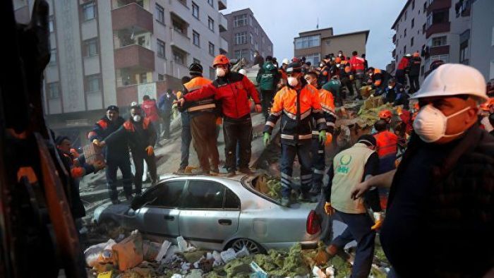 Спасатели извлекли подростка из-под завалов рухнувшего дома в Стамбуле 