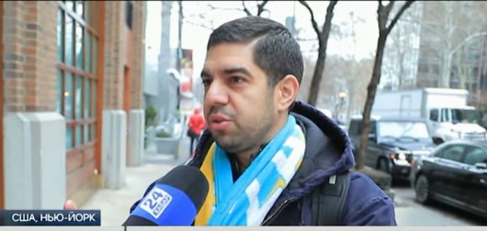 Индеец племени чероки ходит по Нью-Йорку с казахстанской символикой 