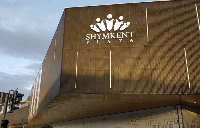 Женщина родила ребенка в торговом центре Шымкента