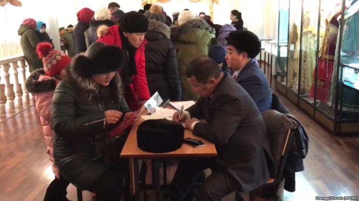 Более сотни многодетных матерей пришли на встречу с чиновниками в Актобе 